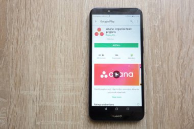 Konskie, Polonya - 24 Haziran 2018: Asana: takım projeleri app Huawei Y6 2018 smartphone üzerinde görüntülenen Google oyun mağaza web sitesinde düzenlemek