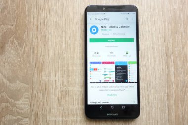 Konskie, Polonya - 24 Haziran 2018: Dokuz - e-posta ve takvim uygulaması Google oyun mağaza web sitesinde Huawei Y6 2018 smartphone görüntülenen
