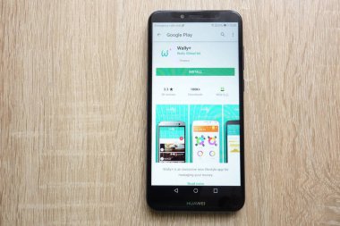 Konskie, Polonya - 24 Haziran 2018: Wally + app Huawei Y6 2018 smartphone üzerinde görüntülenen Google oyun mağaza web sitesinde