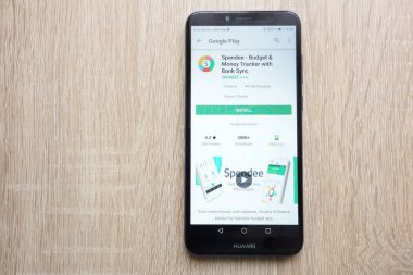Konskie, Polonya - 24 Haziran 2018: Spendee - bütçe ve para izci Huawei Y6 2018 smartphone üzerinde görüntülenen Google oyun mağaza web sitesi üzerinde banka Sync uygulaması ile