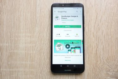 Konskie, Polonya - 24 Haziran 2018: Goodbudget: bütçe ve finans app Huawei Y6 2018 smartphone üzerinde görüntülenen Google oyun mağaza web sitesinde