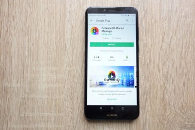 Konskie, Polonya - 24 Haziran 2018: Gider IQ para müdür app Huawei Y6 2018 smartphone üzerinde görüntülenen Google oyun mağaza web sitesinde