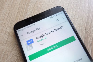 Konskie, Polonya - 24 Haziran 2018: Google metin okuma uygulaması Huawei Y6 2018 smartphone üzerinde görüntülenen Google oyun mağaza web sitesi üzerinde