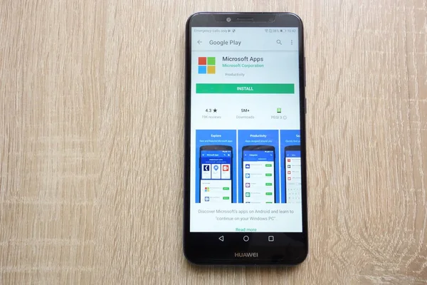 Konskie, Polonya - 24 Haziran 2018: Microsoft Apps Huawei Y6 2018 smartphone üzerinde görüntülenen Google oyun mağaza web sitesinde