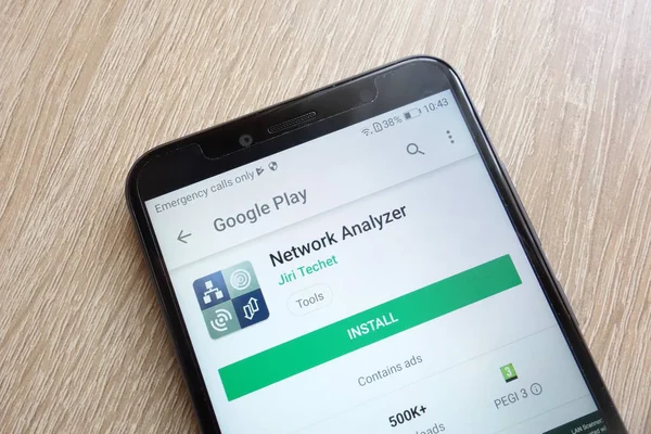 Konskie, Polonya - 24 Haziran 2018: Ağ Çözümleyicisi app Huawei Y6 2018 smartphone üzerinde görüntülenen Google oyun mağaza web sitesinde