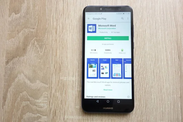 Konskie, Polonya - 24 Haziran 2018: Microsoft Word uygulaması Huawei Y6 2018 smartphone üzerinde görüntülenen Google oyun mağaza web sitesi üzerinde