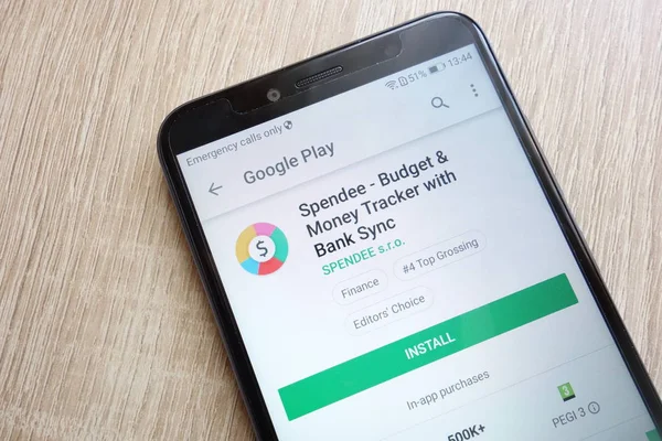Konskie, Polonya - 24 Haziran 2018: Spendee - bütçe ve para izci Huawei Y6 2018 smartphone üzerinde görüntülenen Google oyun mağaza web sitesi üzerinde banka Sync uygulaması ile