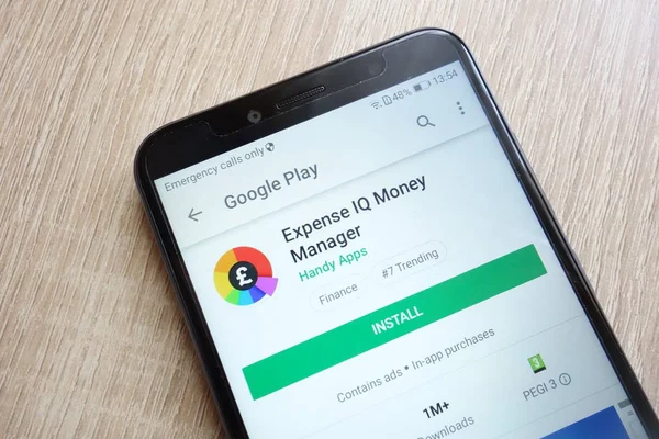 Konskie, Polonya - 24 Haziran 2018: Gider IQ para müdür app Huawei Y6 2018 smartphone üzerinde görüntülenen Google oyun mağaza web sitesinde