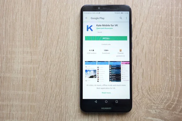 Konskie, Polonya - 24 Haziran 2018: Kate Mobil Huawei Y6 2018 smartphone üzerinde görüntülenen Google oyun mağaza web sitesinde Vk app için