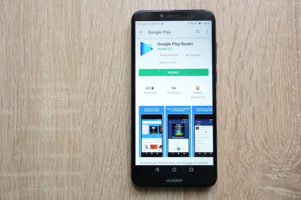 Konskie, Polonya - 24 Haziran 2018: Google oyun kitap app Huawei Y6 2018 smartphone üzerinde görüntülenen Google oyun mağaza web sitesinde