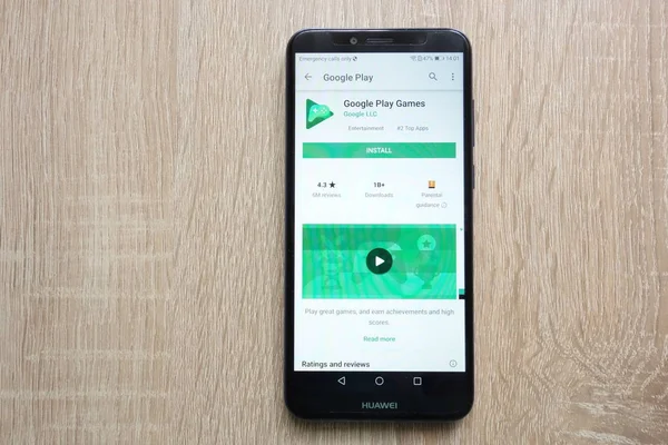 Konskie, Polonya - 24 Haziran 2018: Google oyun oyna app Huawei Y6 2018 smartphone üzerinde görüntülenen Google oyun mağaza web sitesinde