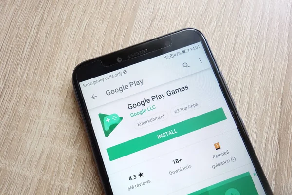 Konskie, Polonya - 24 Haziran 2018: Google oyun oyna app Huawei Y6 2018 smartphone üzerinde görüntülenen Google oyun mağaza web sitesinde