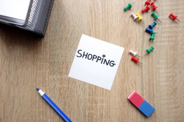 Ahşap masa üzerinde mesaj ile alışveriş kavramı