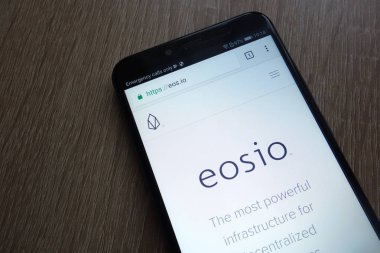 Konskie, Polonya - 30 Haziran 2018: Huawei Y6 2018 smartphone üzerinde görüntülenen Eos cryptocurrency Web sitesi
