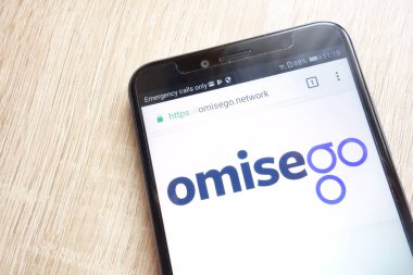 Konskie, Polonya - 01 Temmuz 2018: Huawei Y6 2018 smartphone üzerinde görüntülenen Omisego (Omg) cryptocurrency Web sitesi