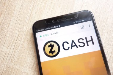 Konskie, Polonya - 01 Temmuz 2018: Huawei Y6 2018 smartphone üzerinde görüntülenen Zcash (Zec) cryptocurrency Web sitesi