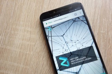 Konskie, Polonya - 01 Temmuz 2018: Huawei Y6 2018 smartphone üzerinde görüntülenen Zilliqa (Zil) cryptocurrency Web sitesi