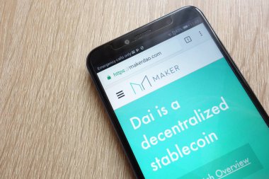 Konskie, Polonya - 01 Temmuz 2018: Huawei Y6 2018 smartphone üzerinde görüntülenen Maker (Mkr) cryptocurrency Web sitesi