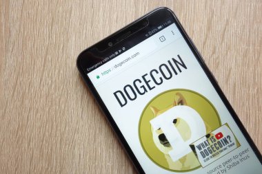 Konskie, Polonya - 01 Temmuz 2018: Huawei Y6 2018 smartphone üzerinde görüntülenen Dogecoin (Doge) cryptocurrency Web sitesi