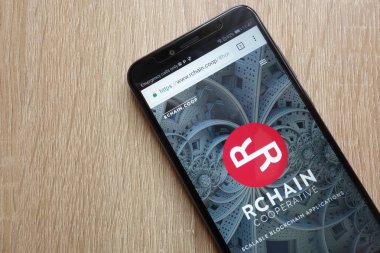 Konskie, Polonya - 01 Temmuz 2018: Huawei Y6 2018 smartphone üzerinde görüntülenen Rchain (Rhoc) cryptocurrency Web sitesi