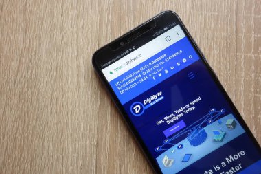 Konskie, Polonya - 01 Temmuz 2018: Huawei Y6 2018 smartphone üzerinde görüntülenen Digibyte (twaits) cryptocurrency Web sitesi