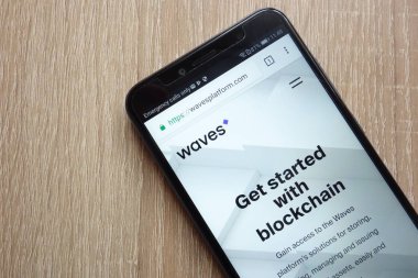 Konskie, Polonya - 01 Temmuz 2018: Huawei Y6 2018 smartphone üzerinde görüntülenen dalgalar cryptocurrency Web sitesi