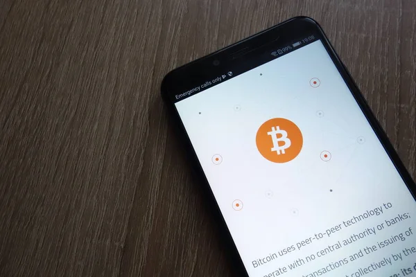 Konskie, Polonya - 30 Haziran 2018: Huawei Y6 2018 smartphone üzerinde görüntülenen Bitcoin cryptocurrency Web sitesi