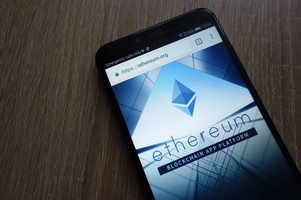 Konskie, Polonya - 30 Haziran 2018: Huawei Y6 2018 smartphone üzerinde görüntülenen Ethereum cryptocurrency Web sitesi