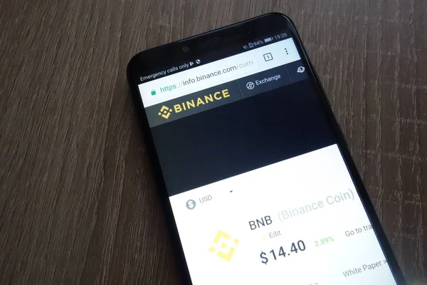 Konskie, Polonya - 30 Haziran 2018: Huawei Y6 2018 smartphone üzerinde görüntülenen Binance sikke (Bnb) cryptocurrency Web sitesi