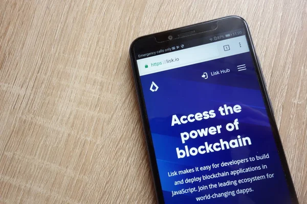 Konskie, Polonya - 01 Temmuz 2018: Huawei Y6 2018 smartphone üzerinde görüntülenen Lisk (Lsk) cryptocurrency Web sitesi