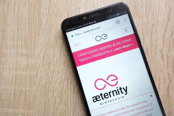 Konskie, Polonya - 01 Temmuz 2018: Huawei Y6 2018 smartphone üzerinde görüntülenen Aeternity (Ae) cryptocurrency Web sitesi