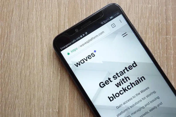 Konskie, Polonya - 01 Temmuz 2018: Huawei Y6 2018 smartphone üzerinde görüntülenen dalgalar cryptocurrency Web sitesi