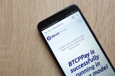 Konskie, Polonya - 01 Temmuz 2018: Huawei Y6 2018 smartphone üzerinde görüntülenen durum Bitcoin özel (Btcp) cryptocurrency Web sitesi