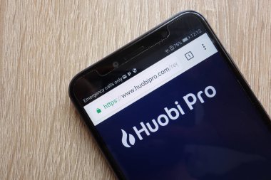 Konskie, Polonya - 01 Temmuz 2018: Huawei Y6 2018 smartphone üzerinde görüntülenen Huobi belirteci (Ht) cryptocurrency Web sitesi