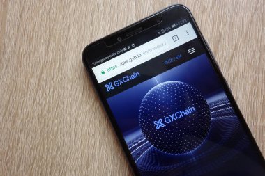 Konskie, Polonya - 01 Temmuz 2018: Huawei Y6 2018 smartphone üzerinde görüntülenen Gxchain (Gxs) cryptocurrency Web sitesi