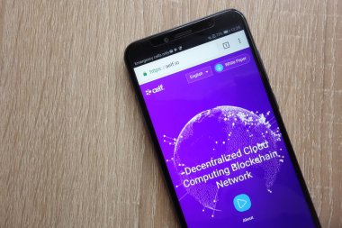 Konskie, Polonya - 01 Temmuz 2018: Huawei Y6 2018 smartphone üzerinde görüntülenen Aelf (Elf) cryptocurrency Web sitesi