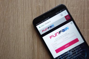 Konskie, Polonya - 01 Temmuz 2018: Huawei Y6 2018 smartphone üzerinde görüntülenen lunapark (eğlence) cryptocurrency Web sitesi