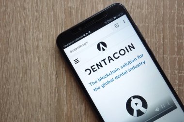 Konskie, Polonya - 01 Temmuz 2018: Huawei Y6 2018 smartphone üzerinde görüntülenen Dentacoin (Dcn) cryptocurrency Web sitesi