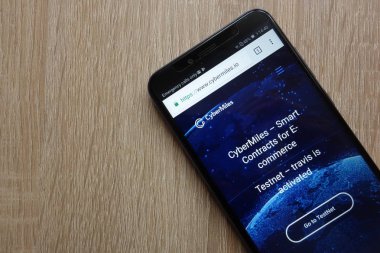 Konskie, Polonya - 01 Temmuz 2018: Huawei Y6 2018 smartphone üzerinde görüntülenen Cybermiles (Cmt) cryptocurrency Web sitesi