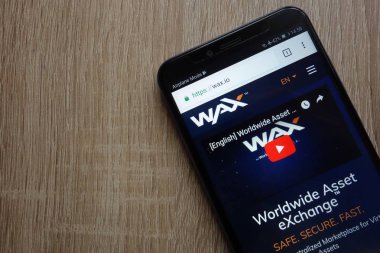 Konskie, Polonya - 01 Temmuz 2018: Huawei Y6 2018 smartphone üzerinde görüntülenen balmumu cryptocurrency Web sitesi