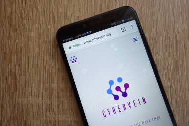 Konskie, Polonya - 08 Temmuz 2018: Huawei Y6 2018 smartphone üzerinde görüntülenen Cybervein (Cvt) cryptocurrency Web sitesi