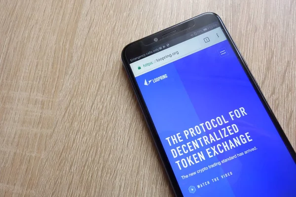 Konskie, Polonya - 01 Temmuz 2018: Huawei Y6 2018 smartphone üzerinde görüntülenen Loopring (Lrc) cryptocurrency Web sitesi