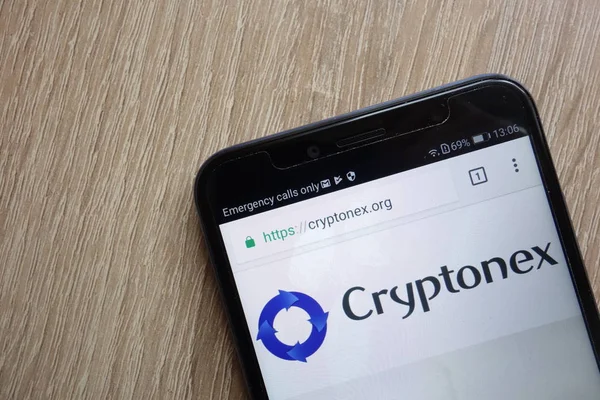 Konskie, Polonya - 01 Temmuz 2018: Huawei Y6 2018 smartphone üzerinde görüntülenen Cryptonex (Cnx) cryptocurrency Web sitesi