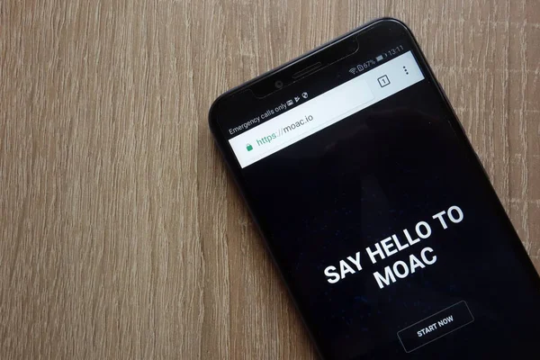 Konskie, Polonya - 01 Temmuz 2018: Huawei Y6 2018 smartphone üzerinde görüntülenen Moac cryptocurrency Web sitesi