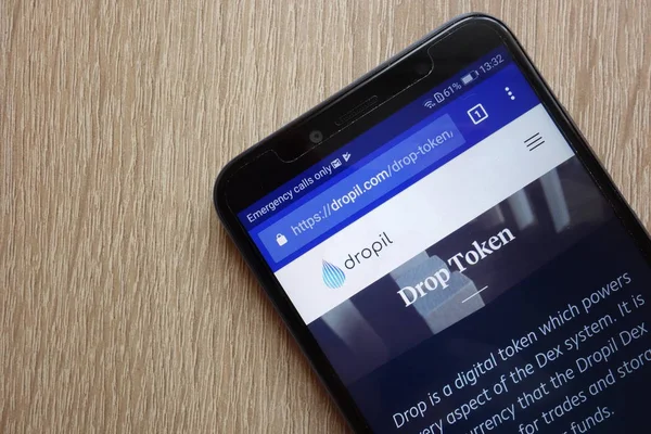 Konskie, Polonya - 01 Temmuz 2018: Huawei Y6 2018 smartphone üzerinde görüntülenen Dropil (damla) cryptocurrency Web sitesi