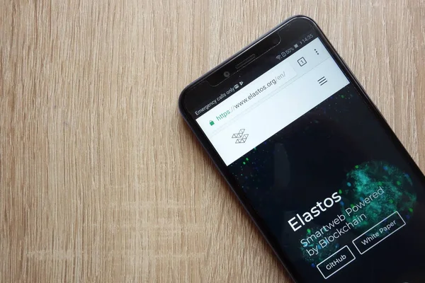 Konskie, Polonya - 01 Temmuz 2018: Huawei Y6 2018 smartphone üzerinde görüntülenen Elastos (Ela) cryptocurrency Web sitesi