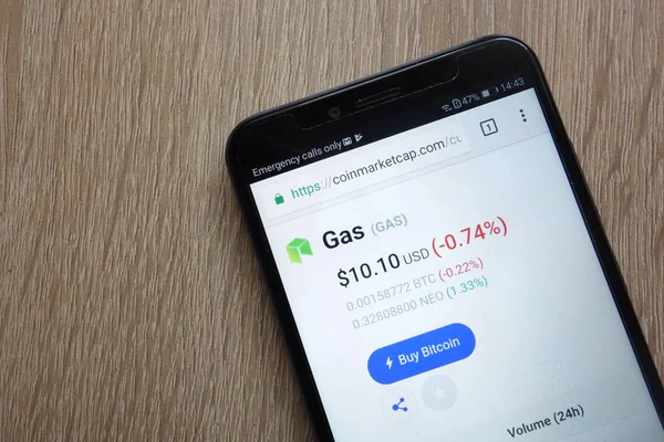 Konskie, Polonya - 01 Temmuz 2018: Gaz cryptocurrency fiyat Huawei Y6 2018 smartphone üzerinde görüntülenen coinmarketcap.com Web sitesi