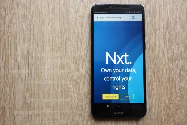 Konskie, Polonya - 01 Temmuz 2018: Huawei Y6 2018 smartphone üzerinde görüntülenen Nxt cryptocurrency Web sitesi