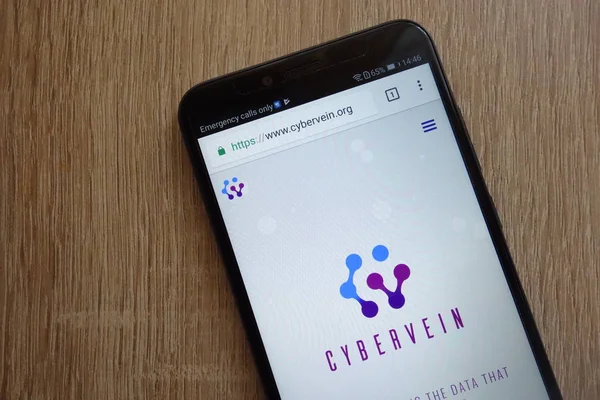 Konskie, Polonya - 08 Temmuz 2018: Huawei Y6 2018 smartphone üzerinde görüntülenen Cybervein (Cvt) cryptocurrency Web sitesi