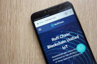Konskie, Polonya - 08 Temmuz 2018: Huawei Y6 2018 smartphone üzerinde görüntülenen Ruff cryptocurrency Web sitesi